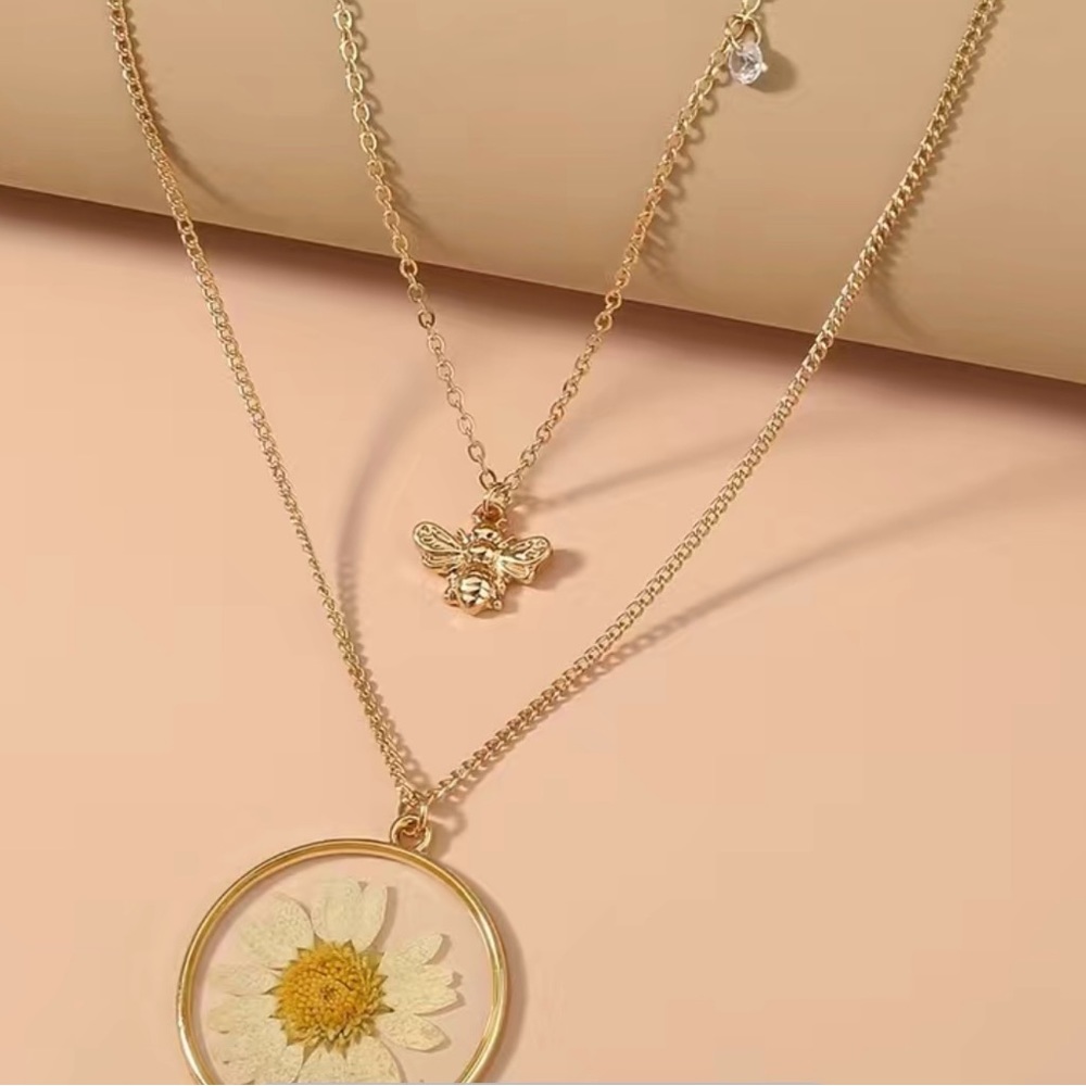 Flower and bee necklace- Color: Gold